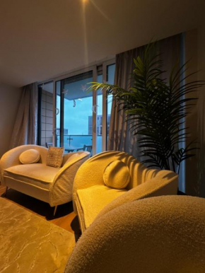 Entire luxurious River side 1bed Flat Becton